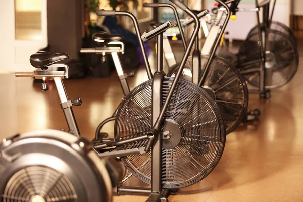 Bicicletas de exercício no ginásio — Fotografia de Stock