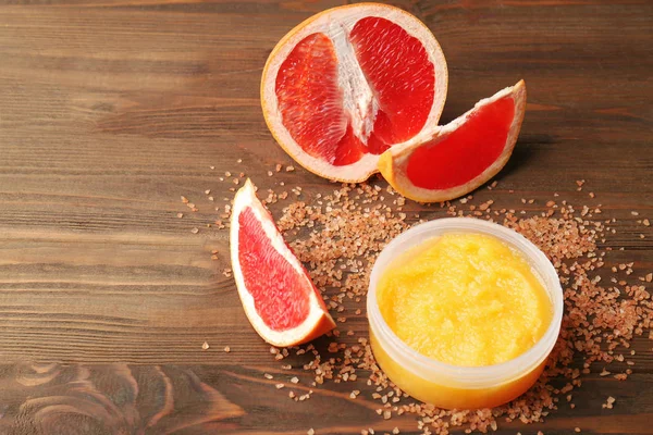 Lichaam scrub en grapefruit op houten achtergrond — Stockfoto