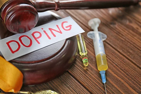 Gavel, Doping palavra e seringa em fundo de madeira — Fotografia de Stock
