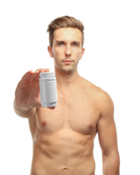 Homem muscular segurando drogas no fundo branco — Fotografia de Stock