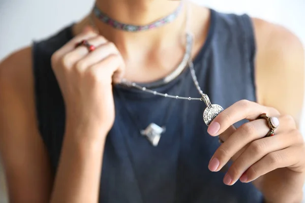 Mujer joven con accesorios elegantes, primer plano —  Fotos de Stock