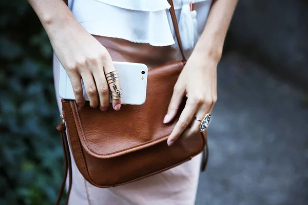 Kobiece ręce torbę, telefon i stylowe pierścienie, zbliżenie — Zdjęcie stockowe