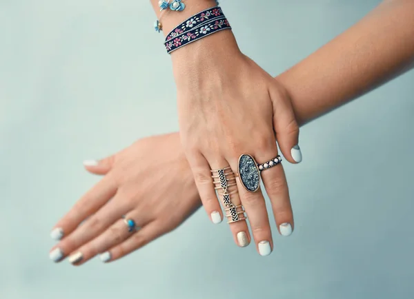 Female hands with jewelry on color background — Stock Photo, Image