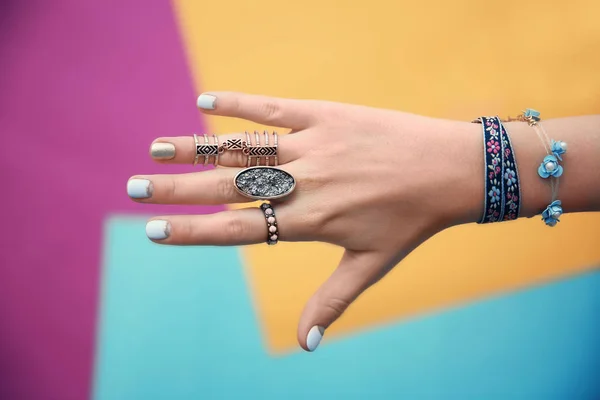 Ženská ruka s šperky na barvu pozadí — Stock fotografie