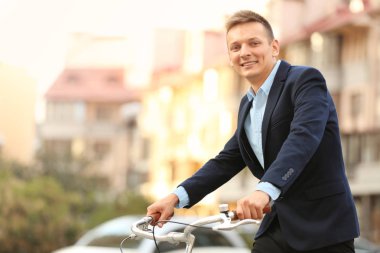 genç işadamı binicilik bisiklet Street