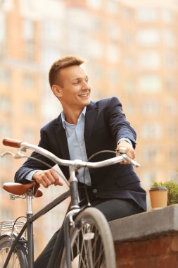 Kahve-to-go kavramı. Genç adam Bisiklet ve kahve Caddesi üzerinde