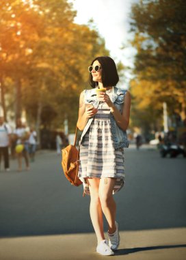 Kahve ve telefon açık havada fincan genç güzel kız