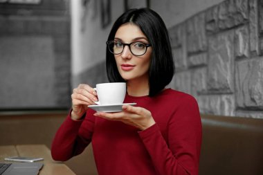 güzel bir genç kadın kafede kahve içme