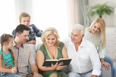 Mutlu aile kitapları evde okunuyor.