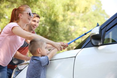 Mutlu aile çamaşır araba sokakta