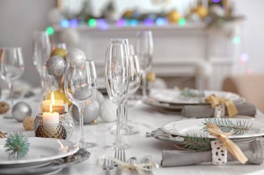 Noel yemeği için servis edilen masa.