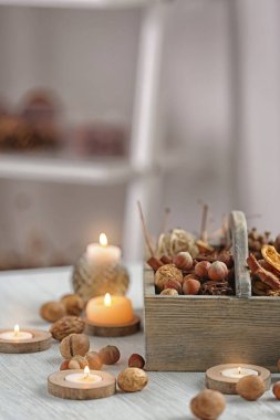 Beyaz ahşap masa Noel kompozisyonu