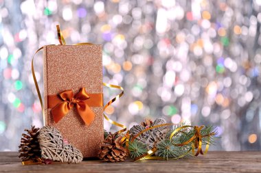 Hediye kutusu ve süslemeleri bokeh arka plan üzerinde Noel kompozisyonu