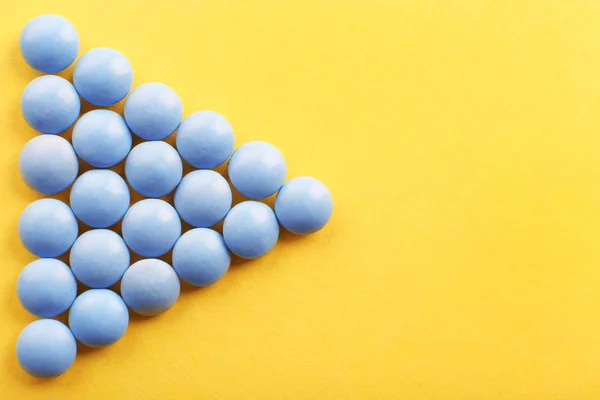 Högen av piller på gul bakgrund — Stockfoto