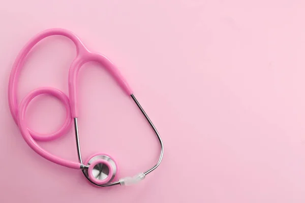 Różowy stetoskop na różowym tle — Zdjęcie stockowe