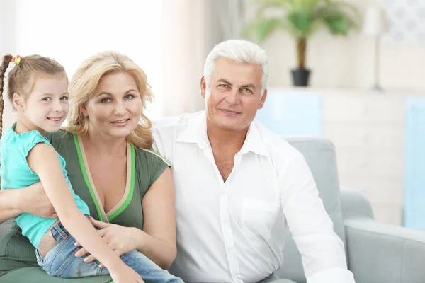 Abuelos con nieta en el sofá — Foto de Stock