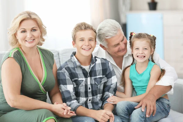 Grands Parents Avec Petits Enfants Sur Canapé — Photo