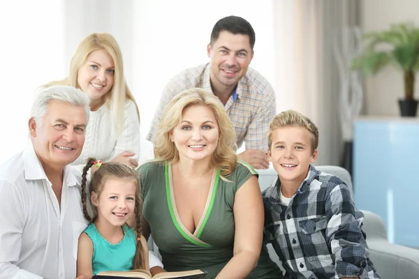 Felice libro di famiglia lettura — Foto Stock