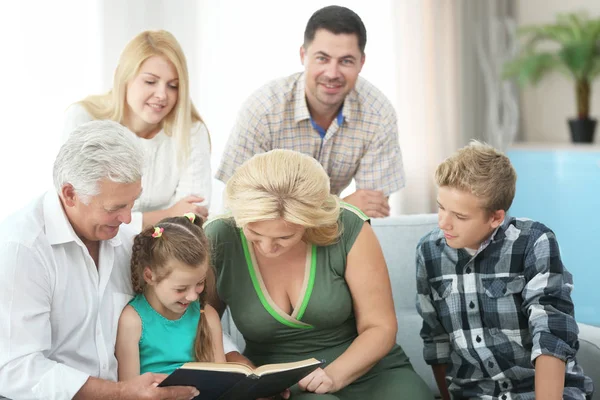 Família Feliz Livro Leitura Casa — Fotografia de Stock