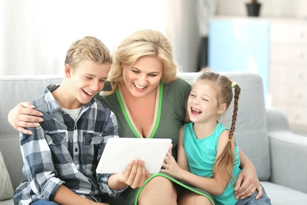 Oma Kleinkinderen Met Tablet Bank — Stockfoto