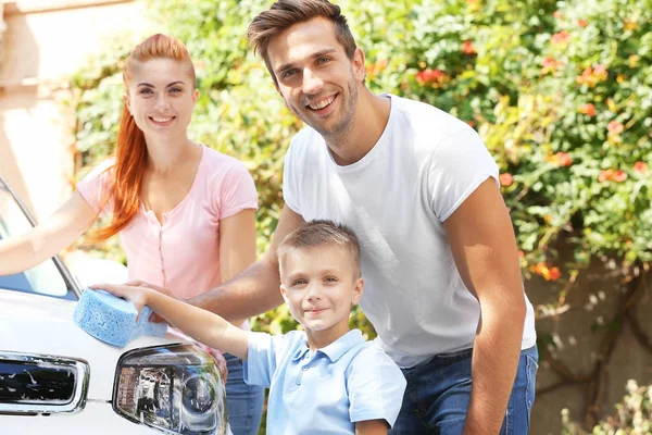Счастливая семья стиральная машина на улице — стоковое фото