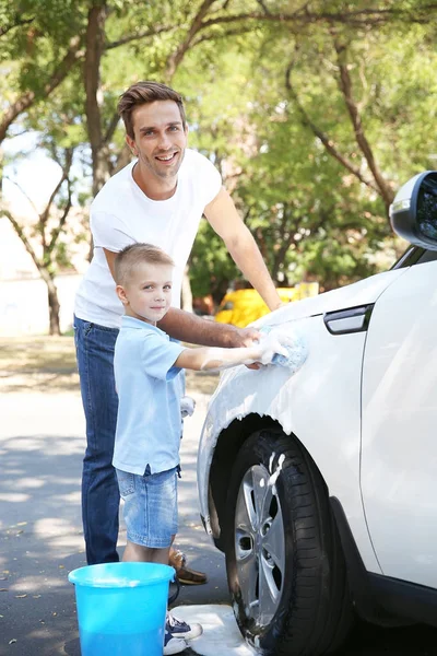 Vader en zoon wassen auto op straat — Stockfoto