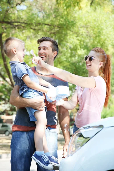 Lycklig familj tvätta bilen på gatan — Stockfoto