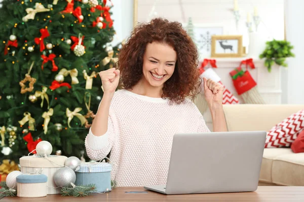 Frau bestellt Weihnachtsgeschenke — Stockfoto