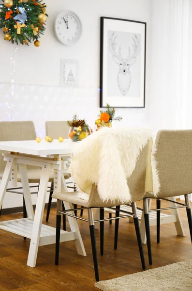Camera con tavolo e sedie decorata per Natale — Foto Stock