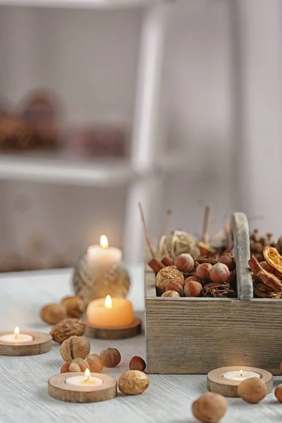 Kerst samenstelling op witte houten tafel — Stockfoto