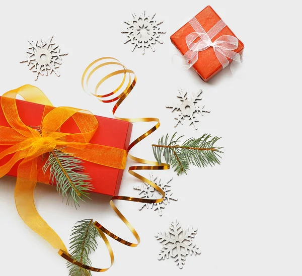 Concepto de Navidad. Cajas de regalo con pino y decoraciones sobre fondo blanco —  Fotos de Stock