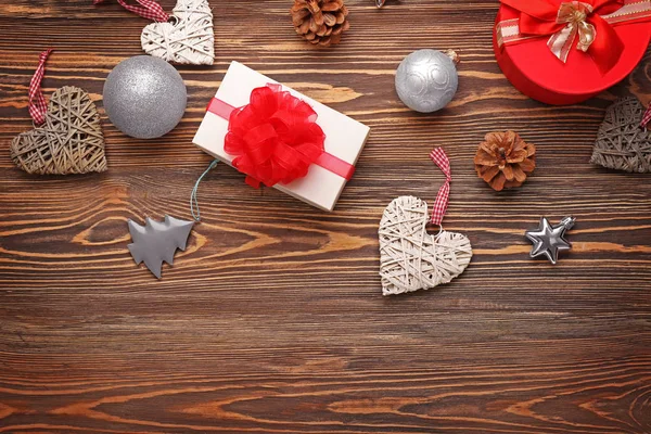 Kerst concept. Geschenkdozen en decoraties op houten achtergrond — Stockfoto