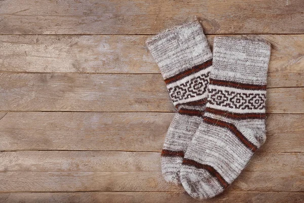 Calcetines de invierno sobre fondo de madera — Foto de Stock