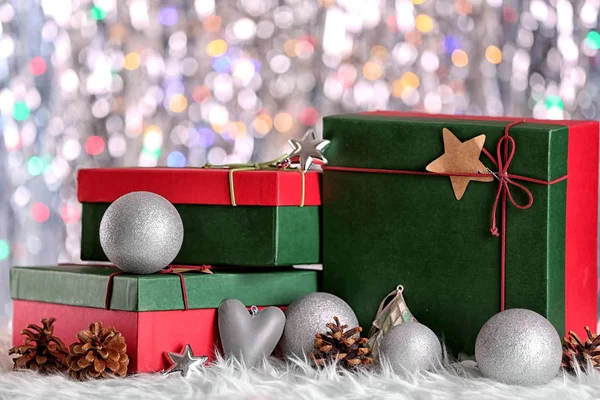 Concetto natalizio. Scatole regalo e decorazioni su sfondo bokeh — Foto Stock