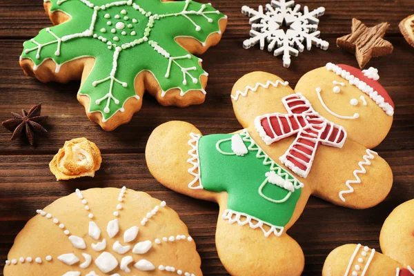 Gustosi biscotti di Natale gustosi su sfondo di legno — Foto Stock