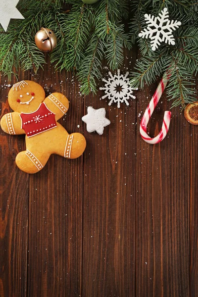 Composición de sabrosa galleta de jengibre y decoración navideña sobre fondo de madera —  Fotos de Stock