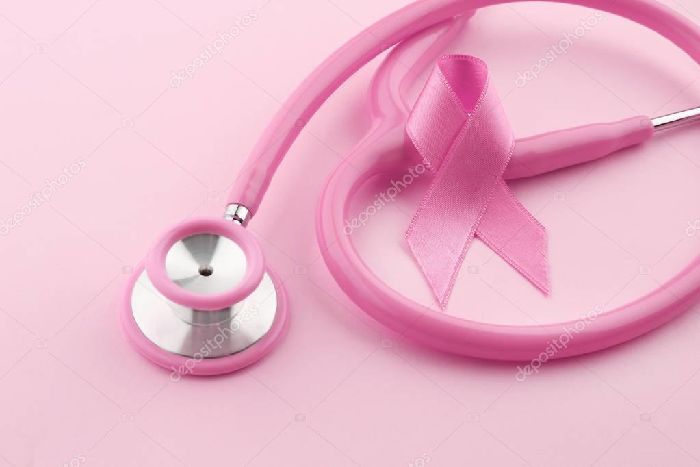 Stéthoscope avec ruban rose image libre de droit par belchonock