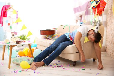 Sarhoş adam partiden sonra yorgun