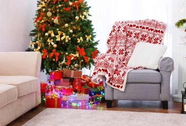 Noel için dekore edilmiş güzel oturma odasının içi.