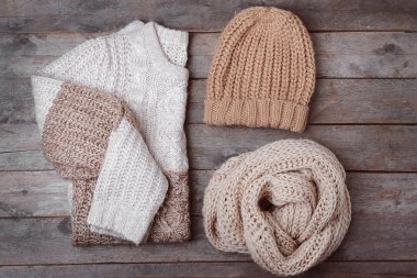 Kış giysileri ahşap arka plan üzerinde kümesi