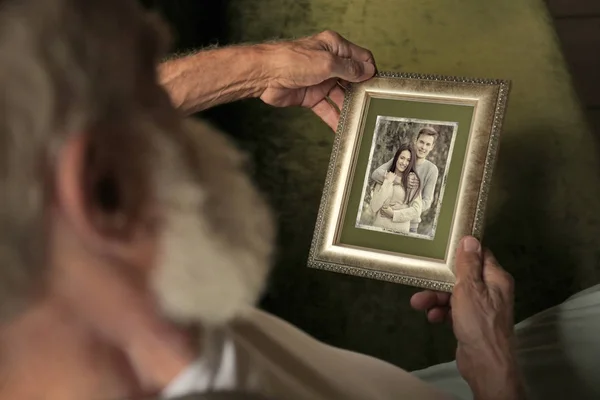 Anciano Sosteniendo Marco Fotos Con Imagen Pareja Joven Concepto Recuerdos — Foto de Stock