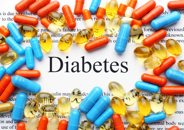 DIABETES palavra e comprimidos, close-up — Fotografia de Stock