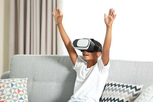 Niño usando gafas de realidad virtual — Foto de Stock