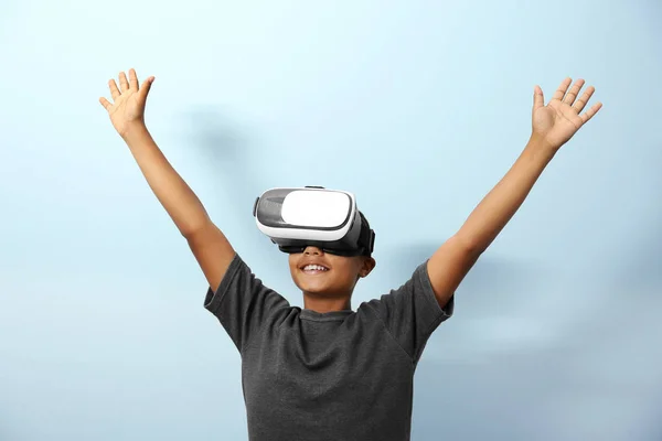 Niño usando gafas de realidad virtual — Foto de Stock