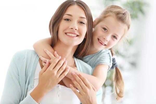 Menina bonito com a mãe em casa — Fotografia de Stock