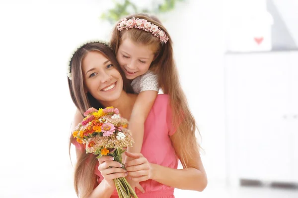 Grüße von der Tochter mit Blumen. Muttertagskonzept — Stockfoto