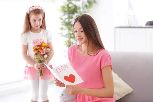 Grüße von der Tochter mit Blumen. Muttertagskonzept — Stockfoto