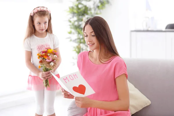 Saudações da filha com flores. Conceito de dia das mães — Fotografia de Stock