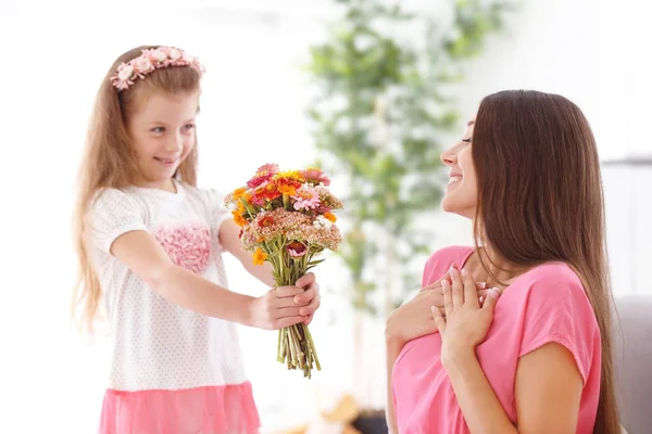 Saudações da filha com flores. Conceito de dia das mães — Fotografia de Stock