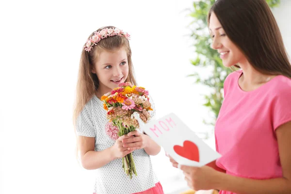 Groeten uit dochter met bloemen. Moeders dag concept — Stockfoto